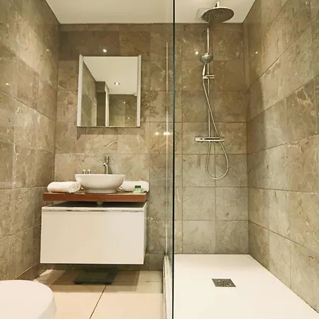 Two Bedroom Meridian Place ブリストル