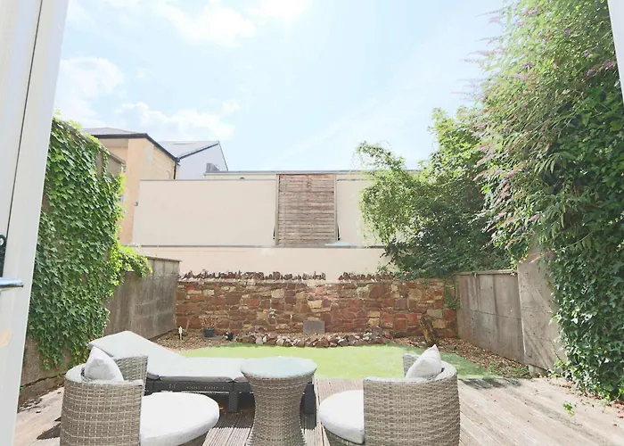 Two Bedroom Meridian Place شقة *