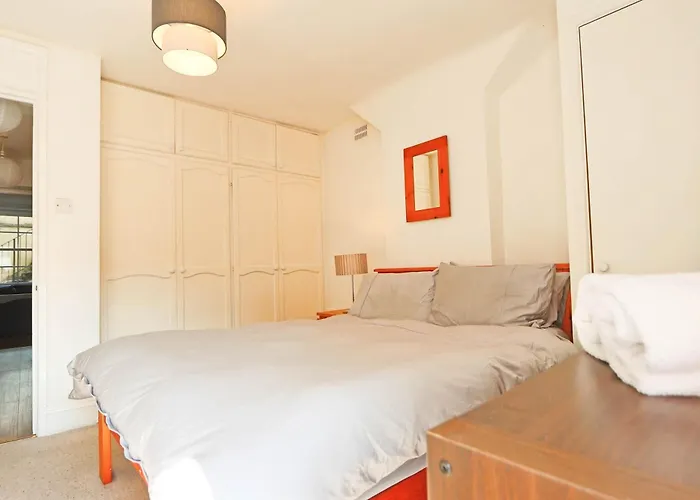 Two Bedroom Meridian Place Daire *